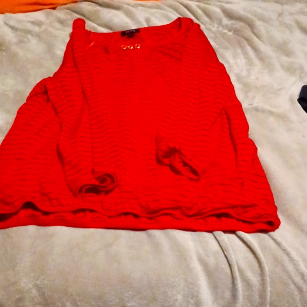 Red 3/4 quarters sleeve shirt